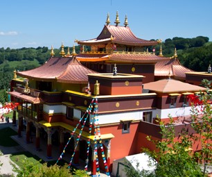 Temple bouddhiste Lerab Ling à Roqueredonde (Hérault)